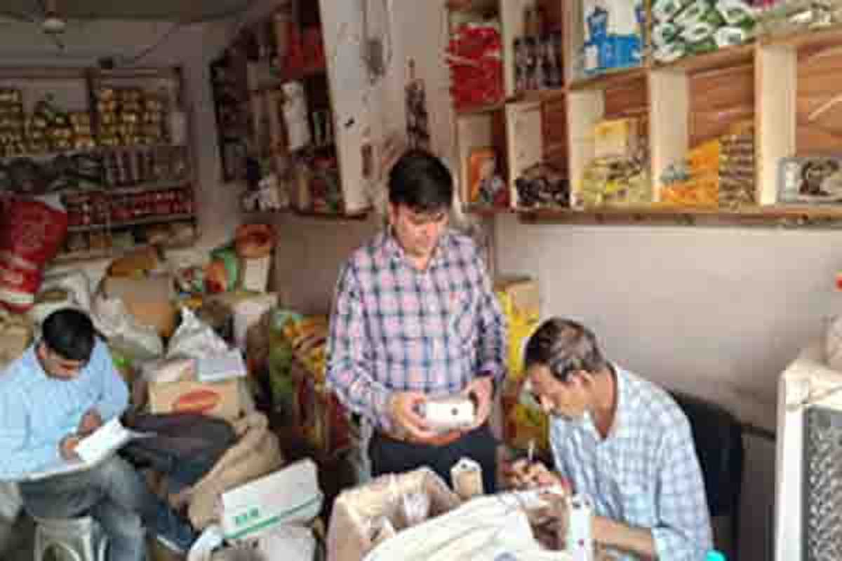 गाजियाबाद में बड़ी कार्रवाई, नवरात्रि से जुड़े खाद्य पदार्थों में कई क्विटंल जब्त